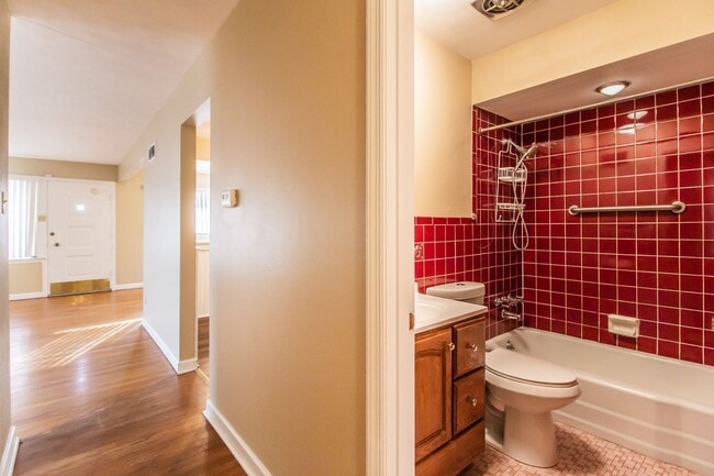 Building Photo - Lovely Large 3 Bedroom 1 1/2  Bath Ranch Style Home