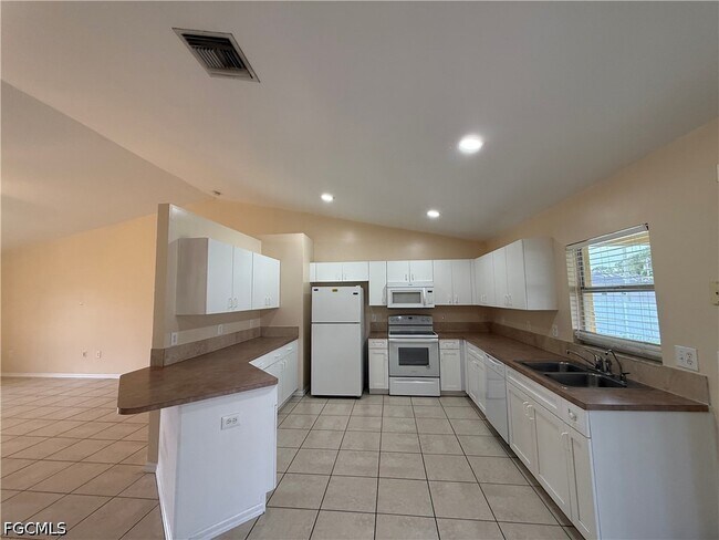 Building Photo - 696 Homestead Rd S