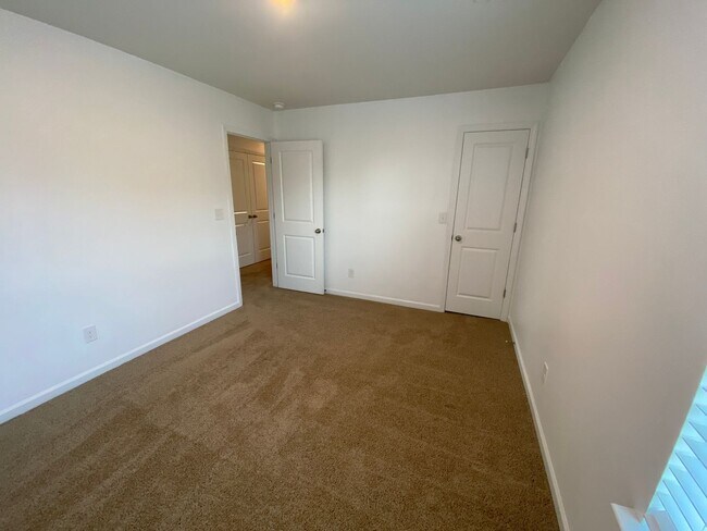 Building Photo - MOVE-IN READY!