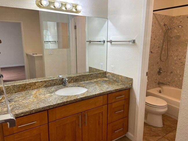 Building Photo - Townhouse Condo 2 BD / 1.5 BA