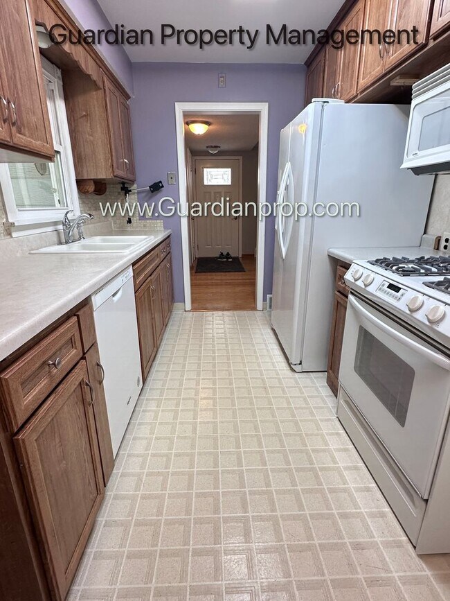 Building Photo - Richfield Single Family Home, Fenced Yard, 2 Car Garage, Dishwasher