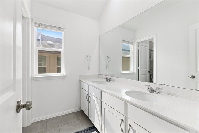 Building Photo - 120 Lenera Dr
