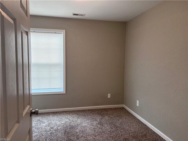 Building Photo - 1315 W 27th St