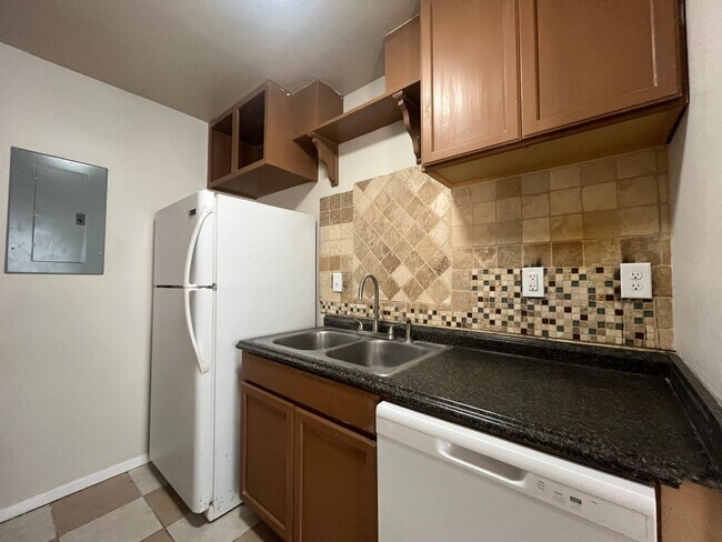 Building Photo - Two Story South Side Townhome