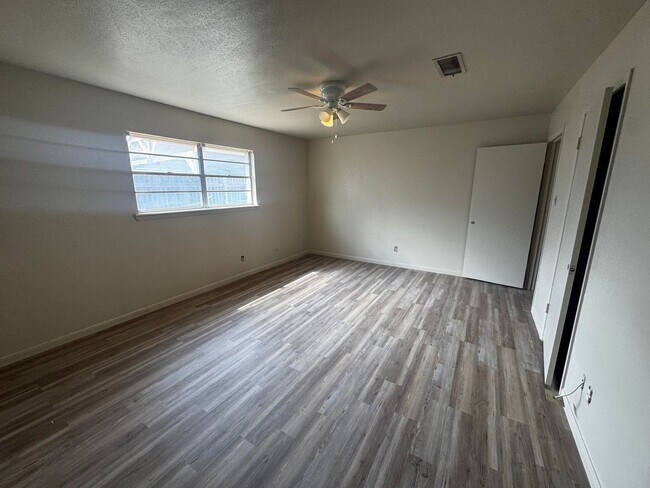 Building Photo - 4 Bedroom 3 Bathroom Ready To Rent!