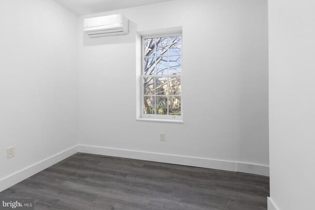 Building Photo - 212 Catharine St