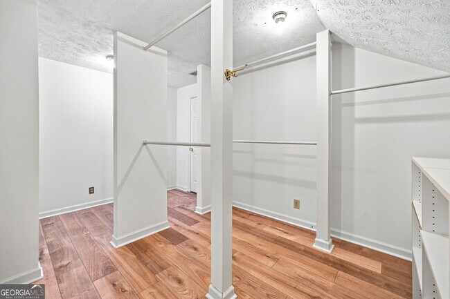 Building Photo - 965 Millbrook Ct