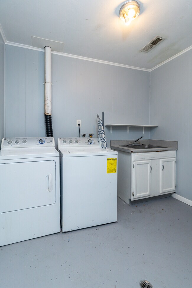 Building Photo - 630 Colonial Dr