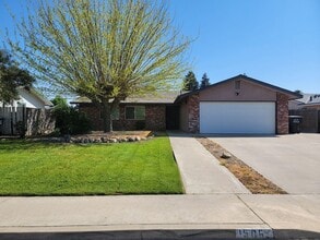 Building Photo - Beautiful 3 Bedroom 2 Bathroom Home in SW Visalia!
