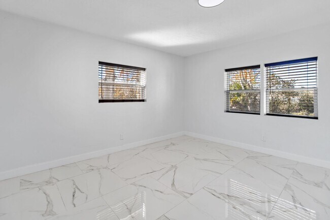 Building Photo - 4/3 Lakefront Home for Rent – 1 Acre – Near College Park & Downtown Orlando