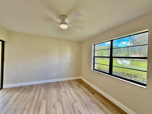 Building Photo - 2050 Oleander Blvd