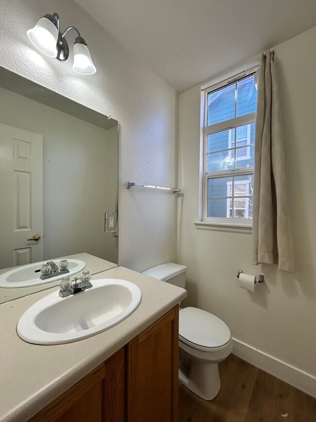 Building Photo - 2BR End Unit Townhome in Rock Creek