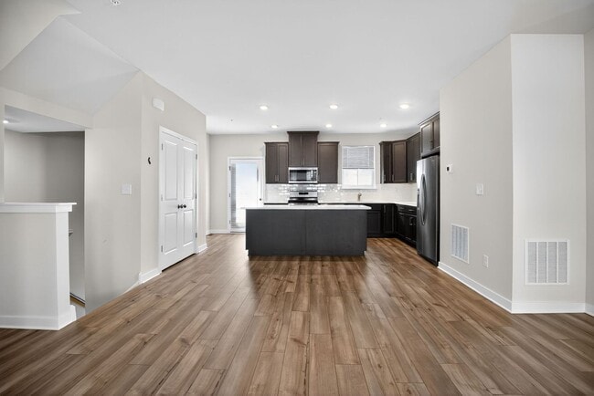 Building Photo - Beautiful 3 Bedroom, 2.5 Bath Bridgeport T...