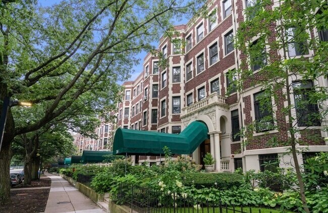 Building Photo - 382 Riverway St