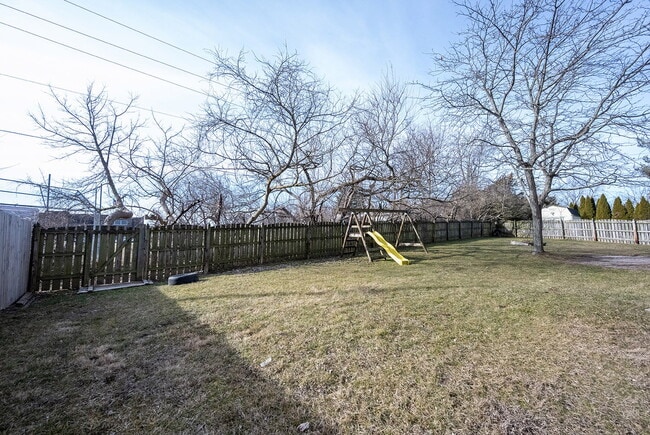 Building Photo - "Spacious 4-Bedroom Retreat with 2.5 Baths...
