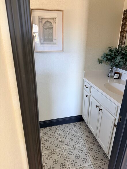 Building Photo - 560 Inwood St