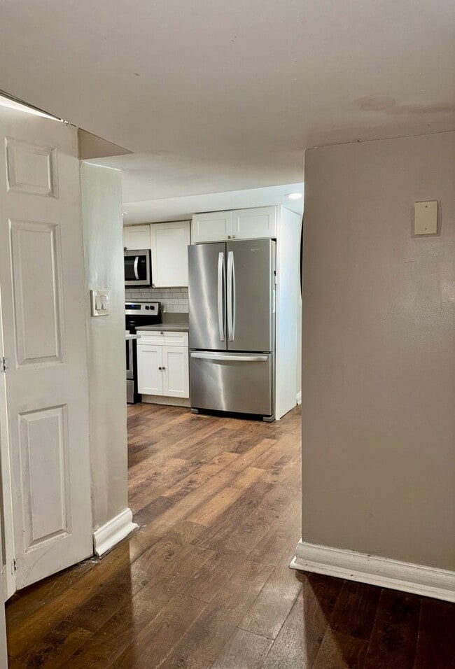 Building Photo - Renovated Garden Level Apartment!