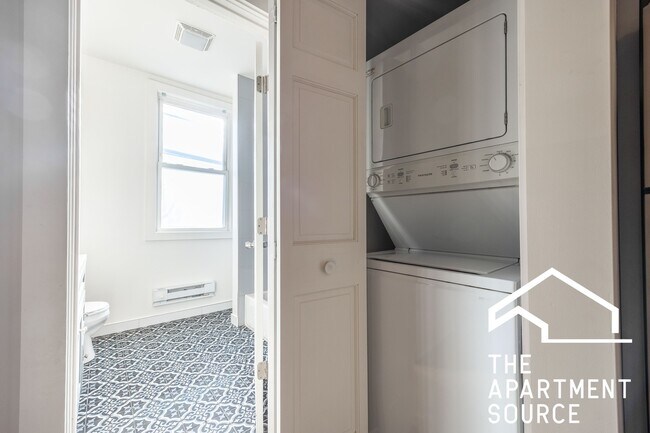 Building Photo - 3135 N Oakley Ave