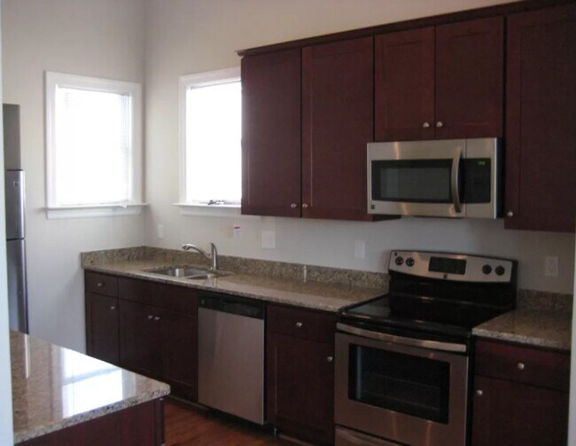 Building Photo - 1517 W Cary St