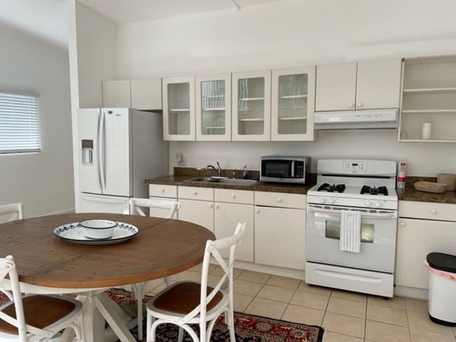 Building Photo - Single Level, Patio, Private W&D, Window A...