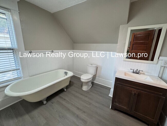 Building Photo - Three Bedroom Home - Walking Distance to G...