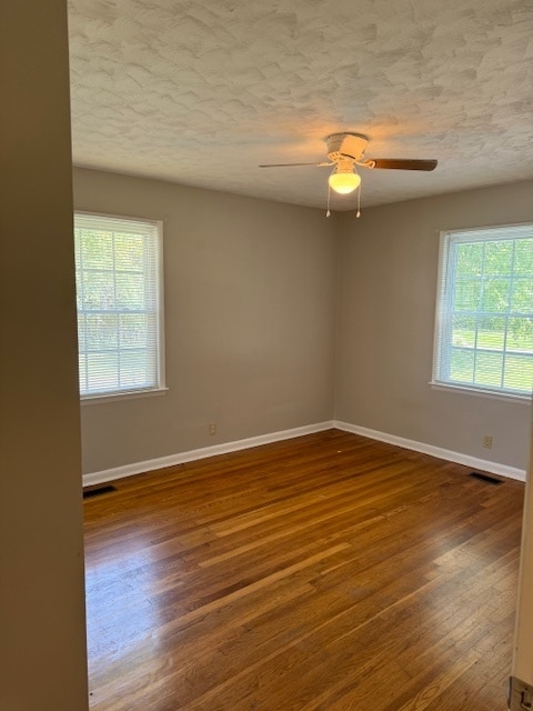 Building Photo - 2BR/1BA WITH STUDY! Detached garage with w...