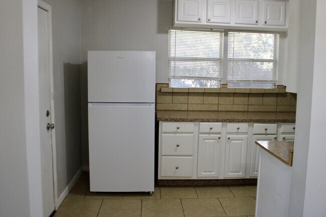 Building Photo - Charming 2 Bedroom, 1 Bath Home with Side ...