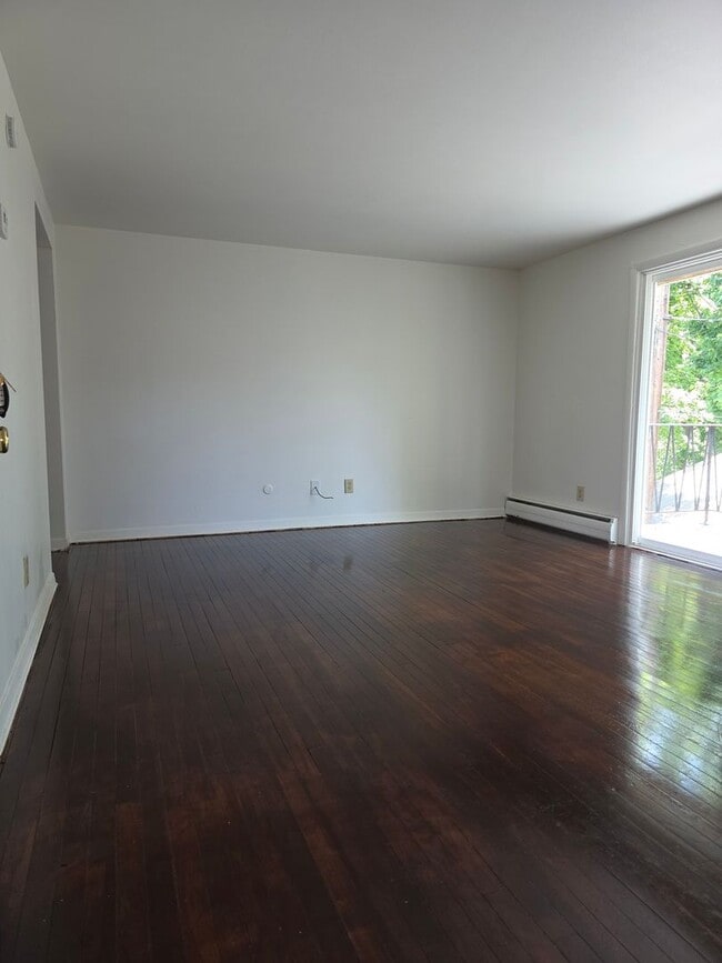 Building Photo - 2 bedroom upper