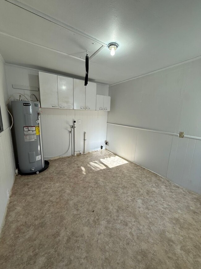 Building Photo - Spacious Ranch Rambler with 2 car garage