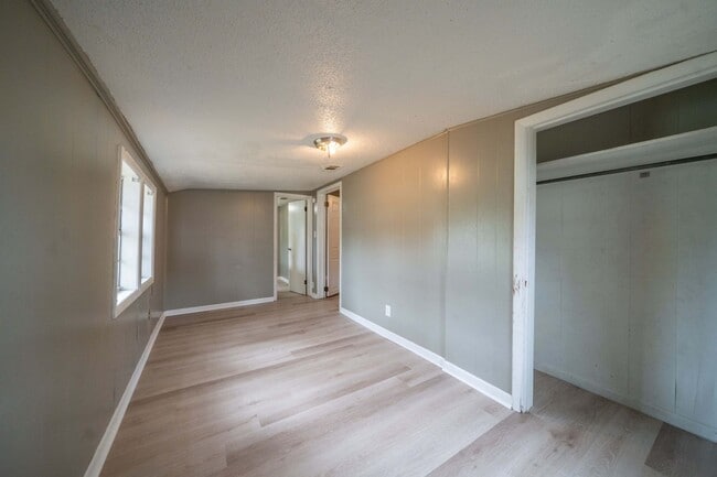 Building Photo - 807 Walnut St