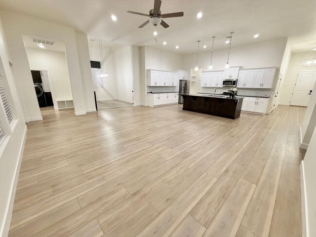 Building Photo - Beautiful 3 Bed Home!
