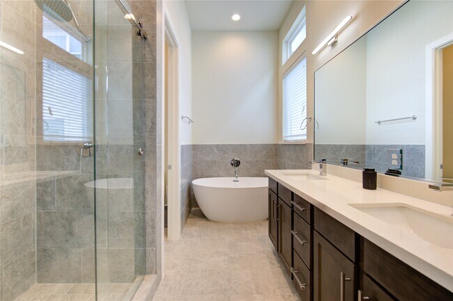 Building Photo - 730 Carriage Knls Dr