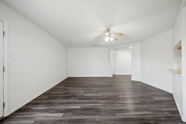 Building Photo - 3 Bedroom and 2 Bathroom located  in Brentfield Subdivision