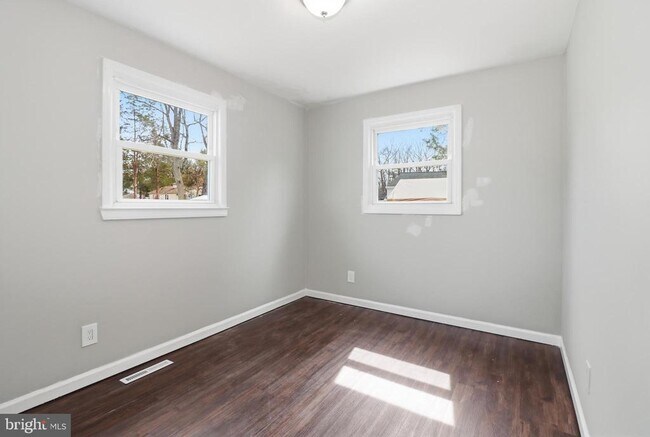 Building Photo - 4 Coville Dr