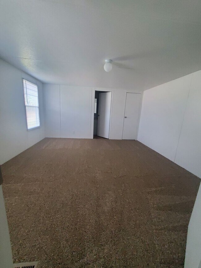 Building Photo - Ready to move in!