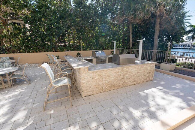 Building Photo - 1021 Hillsboro Mile Unit 204