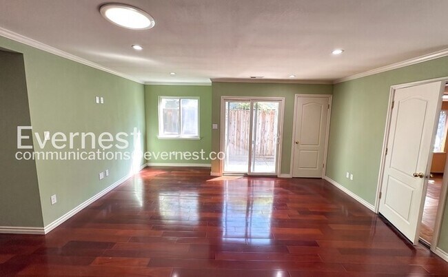 Building Photo - 4 Bed/3 Bath Home with Fenced Yard & Garage / Available Now!