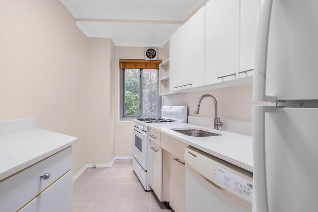 Building Photo - Charming 2 BR/1 BA Condo in Cathedral Heig...