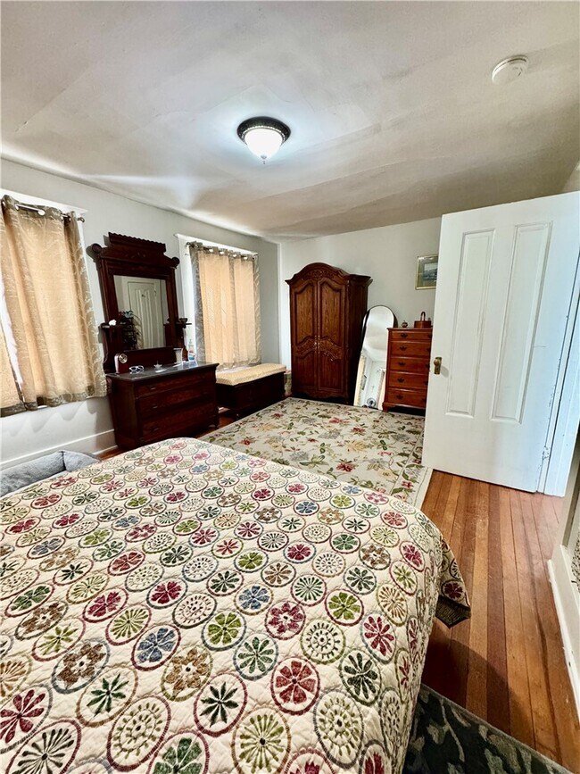 Building Photo - 275 Rosedale St