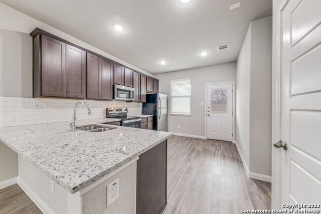 Building Photo - Gorgeous 3/2.5 on cul-de-sac in Cibolo wit...