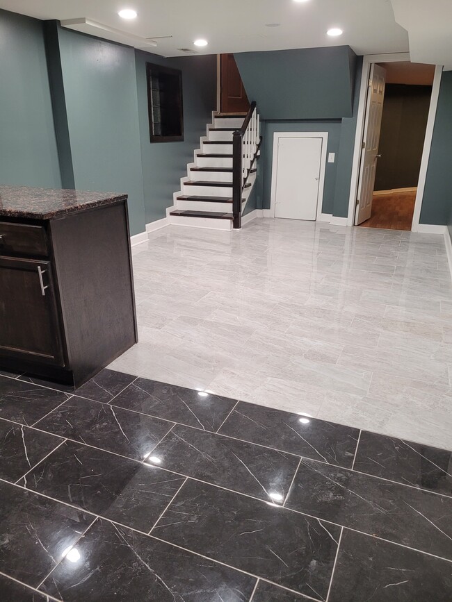 Building Photo - 6164 N Hamilton Ave