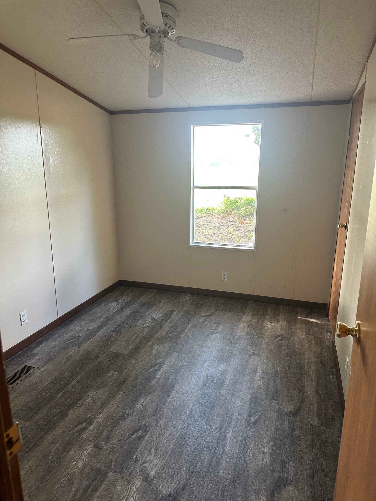 Building Photo - 1095 S Elm St