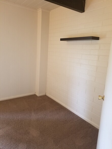 #45 2BR 1Bath With Washer/Dryer - 2740 University Ave