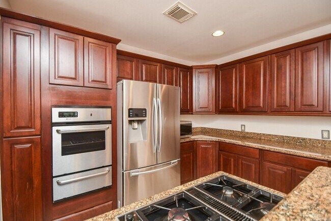 Building Photo - 4625 Pineridge St