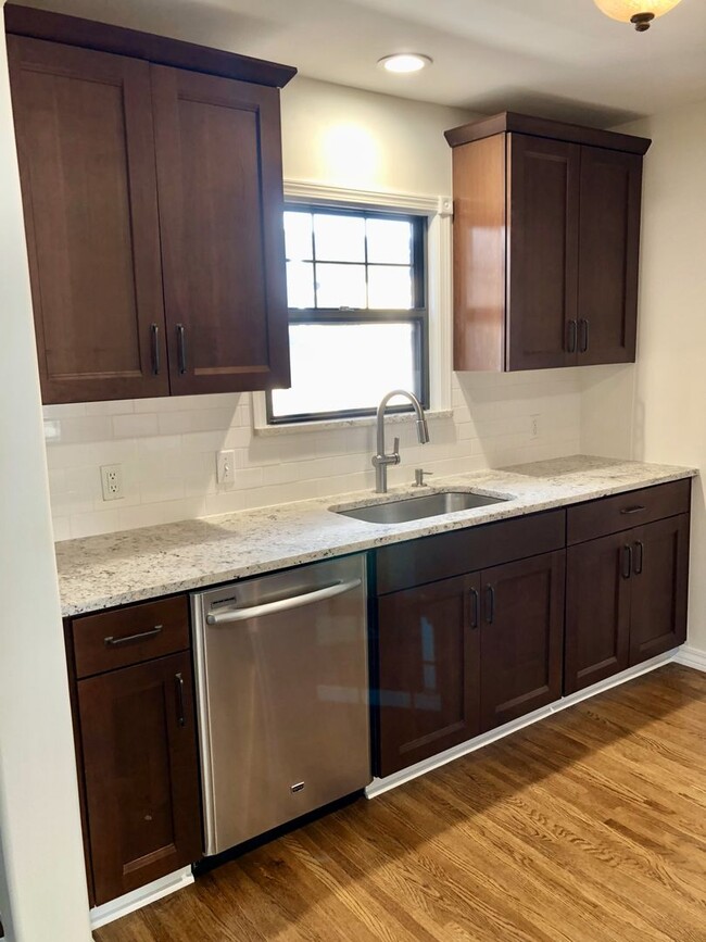 Building Photo - Beautifully renovated single-level home in...