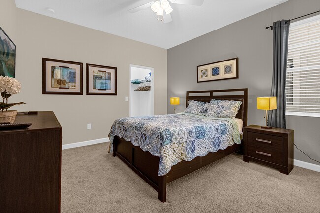 Queen Master Bedroom - 1463 Myrtlewood St