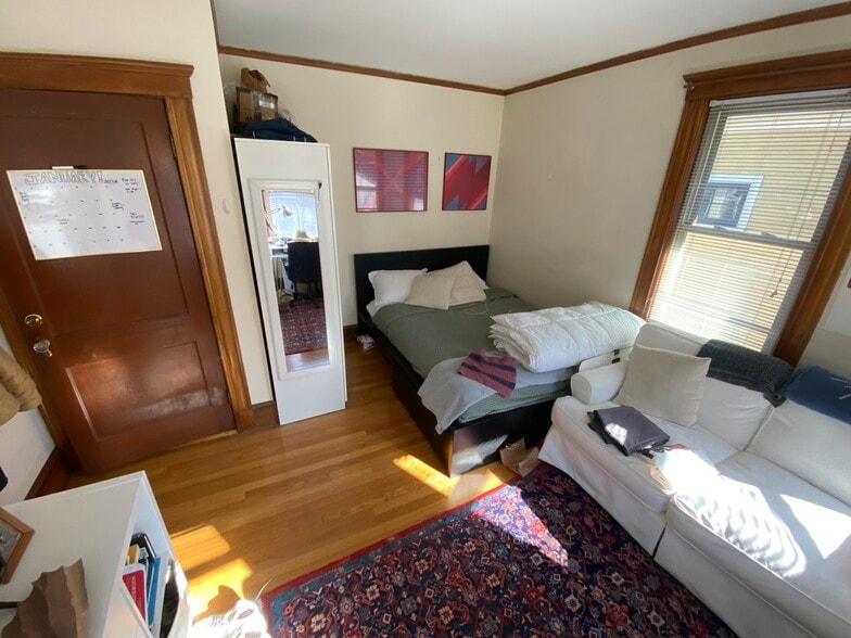 Building Photo - 33 Iroquois St