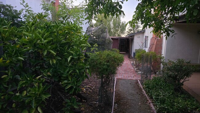 Building Photo - 4844 Westmont Ave
