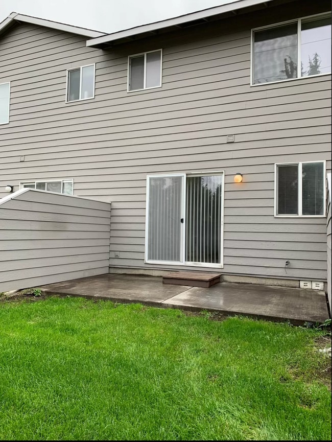 Building Photo - Cozy 2 Bed, 1.5 Bath Town Home!
