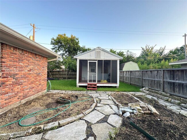 Building Photo - 4005 Nenana Dr